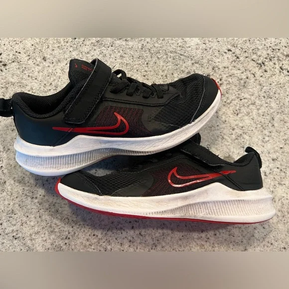 Boys Nike Shoes Size 3 - Picture 1 of 7